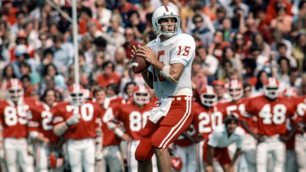 Vince Ferragamo passing against Indiana